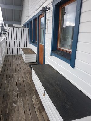 Förutom dessa sittbänkar har vi andra utomhusmöbler