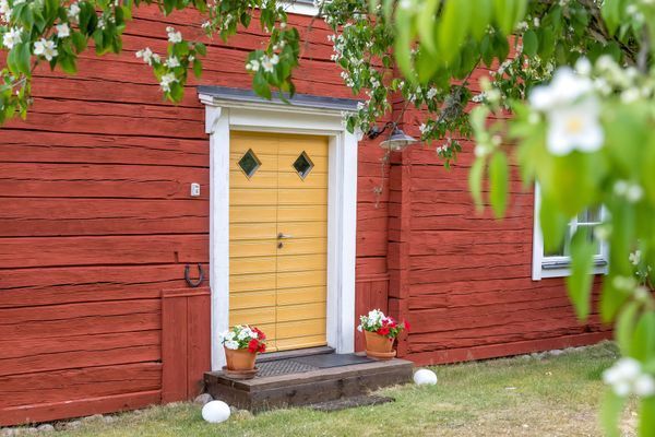 Hyr denna stuga i  på 80 m². 7 sängplatser. Från 9 740 kr per vecka. Se bilder och tillgänglighet här.