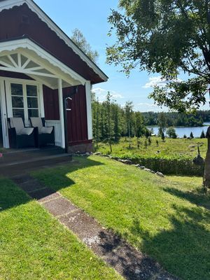 Hyr denna stuga i  på 35 m². 2-3 sängplatser. 600 - 900 kr per dag. Se bilder och tillgänglighet här.