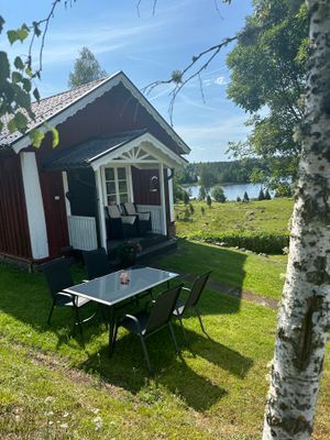 stuga vid sjö på landet