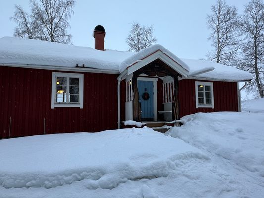 Järvsöbacken 5 km, Harsa 12 km. Diskmaskin. Kamin. - Bild 48