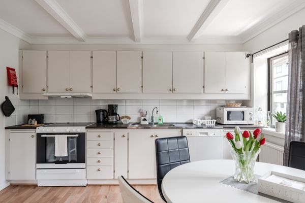 Hyr denna stuga i  på 75 m². 5-6 sängplatser. Från 8 500 kr per vecka. Se bilder och tillgänglighet här.