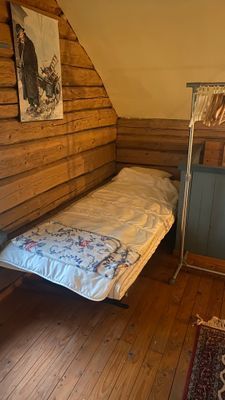 Mysig kvarnstuga intill sjö - Bild 27