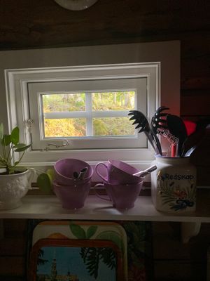 Mysig kvarnstuga intill sjö - Bild 21