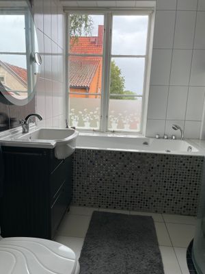 Hyr denna stuga i Visby på 79 m². 5 sängplatser. Från 24 500 kr per vecka. Se bilder och tillgänglighet här.