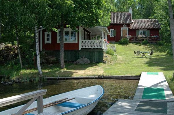 Mysiga stugor vid sjö, egen badplats och båt