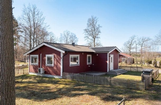 Hyr denna stuga i Pukavik på 70 m². 7 sängplatser. Från 14 000 kr per vecka. Se bilder och tillgänglighet här.