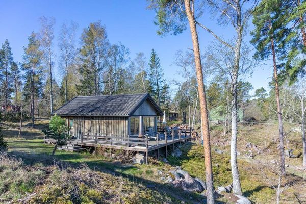 Hus med privat strand och brygga