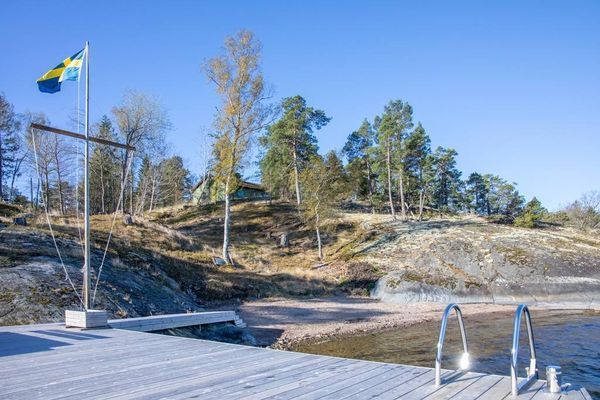 Hyr denna stuga i Stockholm på 33 m². 4 sängplatser. 13 400 - 15 000 kr per vecka. Se bilder och tillgänglighet här.