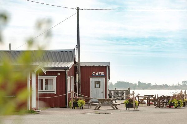 Sjöboden i Garpahamnen. Mat + café, öppet sommartid.