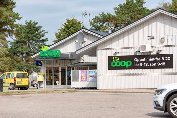 Livsmedelsbutik. Ombud för Apoteket, Systembolaget och post/paketutlämning.
