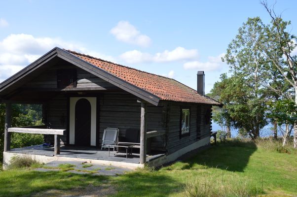Hyr denna stuga i Tyresö på 48 m². 2-4 sängplatser. 8 900 - 10 500 kr per vecka. Se bilder och tillgänglighet här.