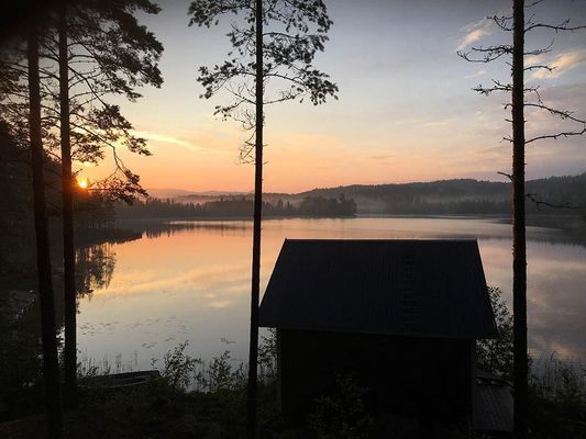 Enskild stuga med bastu vid sjö