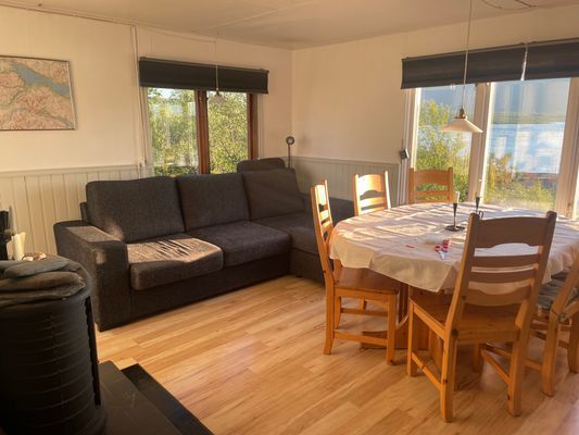 Hyr denna stuga i Abisko på 40 m². 8-9 sängplatser. Från 9 000 kr per vecka. Se bilder och tillgänglighet här.