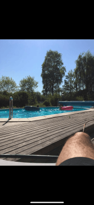 Hyr denna stuga i  på 200 m². 8-10 sängplatser. 18 500 - 22 500 kr per vecka. Se bilder och tillgänglighet här.
