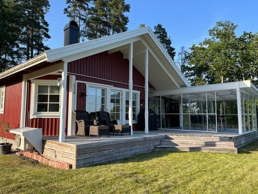 Hyr denna stuga i Gryt på 90 m². 6 sängplatser. 15 000 - 17 000 kr per vecka. Se bilder och tillgänglighet här.