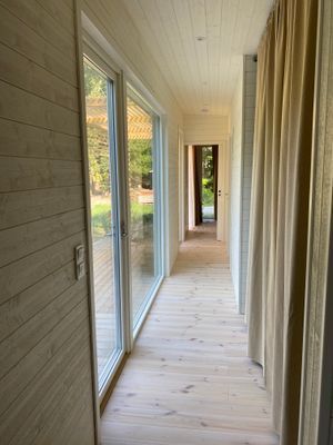 Hyr denna stuga i Höör på 72 m². 4-6 sängplatser. 8 500 - 10 500 kr per vecka. Se bilder och tillgänglighet här.