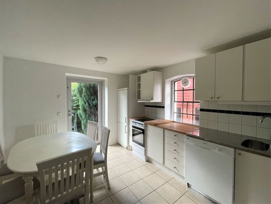 Hyr denna stuga i Båstad på 90 m². 6 sängplatser. 10 000 - 25 000 kr per vecka. Se bilder och tillgänglighet här.