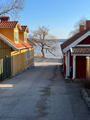 Hyr denna stuga i Sigtuna på 48 m². 2 sängplatser. 4 900 - 7 000 kr per vecka. Se bilder och tillgänglighet här.