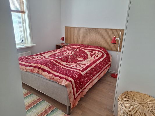 Sovrum med dubbelsäng (160 cm).