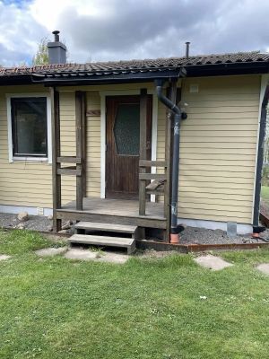 Hyr denna stuga i Tibro på 60 m². 4 sängplatser. 3 000 - 5 000 kr per vecka. Se bilder och tillgänglighet här.