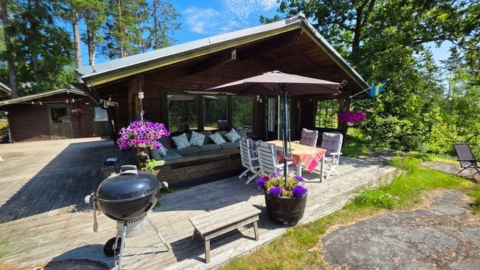 Hyr denna stuga i Vikbolandet på 78 m². 10 sängplatser. Från 14 000 kr per vecka. Se bilder och tillgänglighet här.