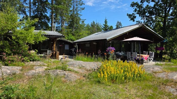 Bild 3 på Tre charmiga timmerstugor med stora altaner