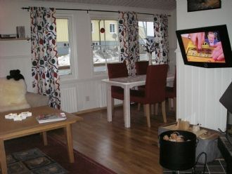 Hyr denna stuga i Åre på 70 m². 4-5 sängplatser. 4 000 - 9 000 kr per vecka. Se bilder och tillgänglighet här.