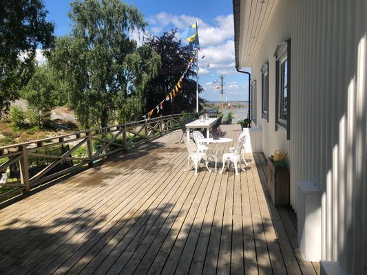Hyr denna stuga i Tjörn på 225 m². 12-13 sängplatser. Från 18 000 kr per vecka. Se bilder och tillgänglighet här.