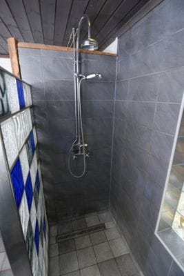 Semesterhus i avskilt läge med motorbåt badtunna - Bild 10