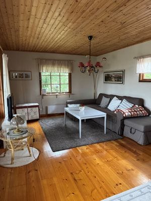 Vardagsrummet med skön bäddsoffa. Ny TV sedan fotot togs.