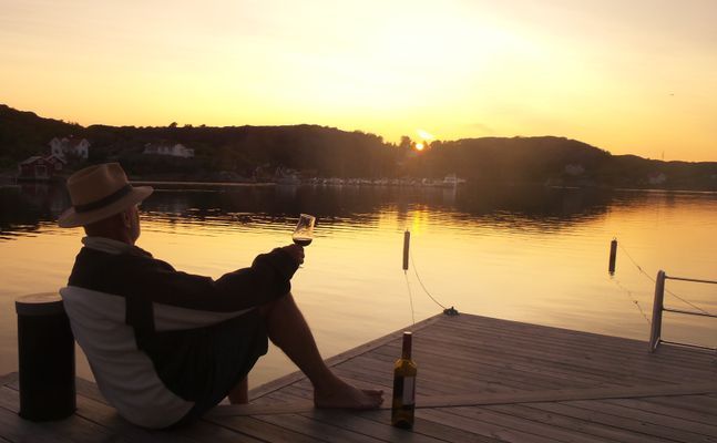 Havet, två meter från med egen brygga. - Bild 15