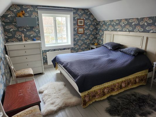 Charmig gård vid vatten med bastu och utedusch - Bild 13