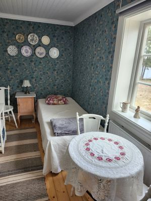 Charmig gård vid vatten med bastu och utedusch - Bild 10