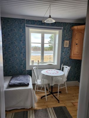 Charmig gård vid vatten med bastu och utedusch - Bild 9