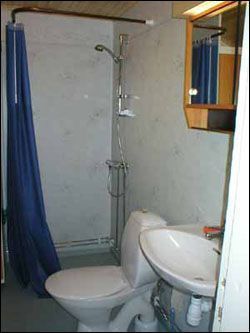 Badrum med duch- wc