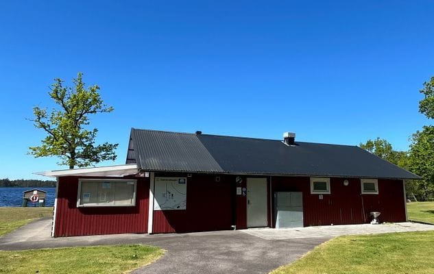 Campingens toaletter o dusch, 500 kr deposition o tag kan användas av stugans hyresgäster. Reception/café fixar tag