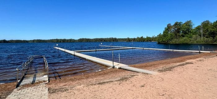 Kommunal badplats nära stugan o campingen.