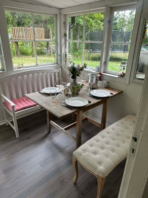 Mysig stuga nära natur med altan & trädgård