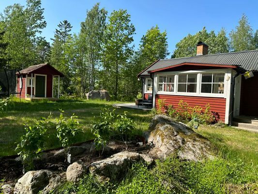 Mysig stuga nära natur med altan & trädgård - Bild 10