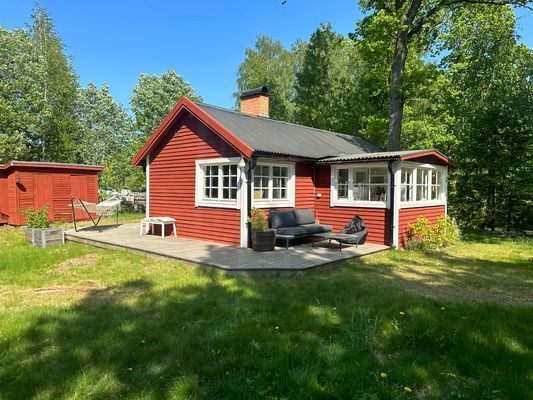 Mysig stuga nära natur med altan & trädgård
