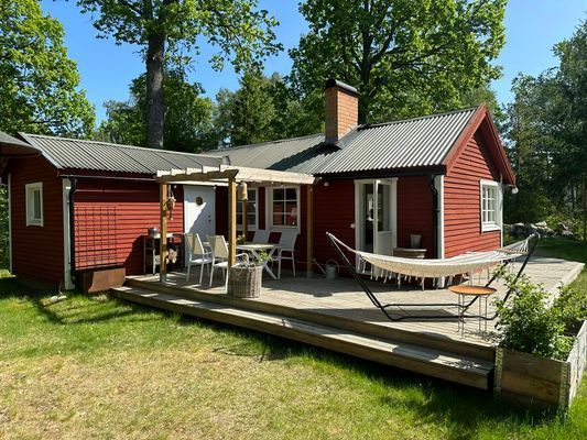 Hyr denna stuga i Eskilstuna på 55 m². 6 sängplatser. 5 000 - 8 000 kr per vecka. Se bilder och tillgänglighet här.