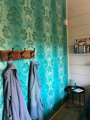 Hus med sjöutsikt och nära skog. - Bild 12