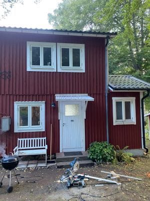 Mysig stuga med sjöutsikt vid Lursjön, Skåne.