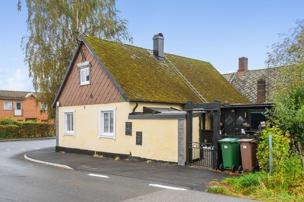 Hyr denna stuga i Österlen på 80 m². 6 sängplatser. 6 500 - 9 000 kr per vecka. Se bilder och tillgänglighet här.
