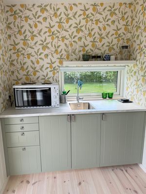 Hyr denna stuga i  på 22 m². 2 sängplatser. 7 000 - 8 000 kr per vecka. Se bilder och tillgänglighet här.