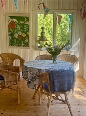 Matplats på glasveranda