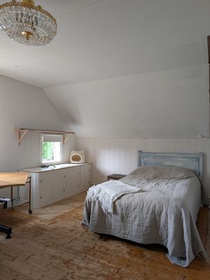 Litet trevligt torp med högt, lugnt & soligt läge - Bild 9
