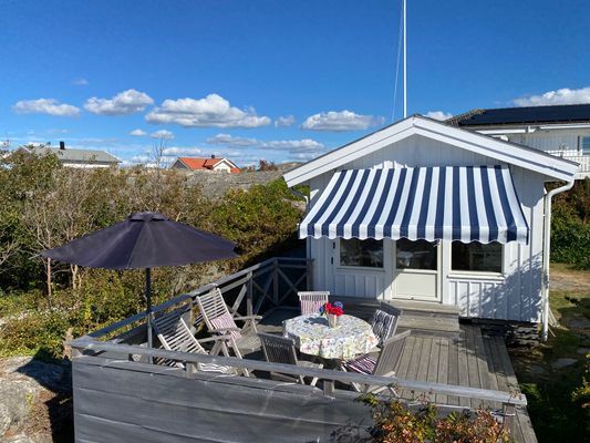 Hyr denna stuga i Hönö på 25 m². 2-3 sängplatser. 6 500 - 7 500 kr per vecka. Se bilder och tillgänglighet här.