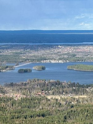 Röd stuga med vita knutar - Bild 46
